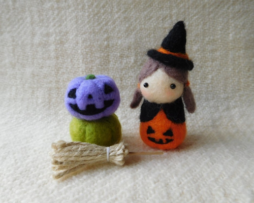 よ*か様 羊毛フェルト　ハロウィン　魔女の女の子 ハロウィン【魔女の女の子】羊毛フェルト かぼちゃ 置物飾り