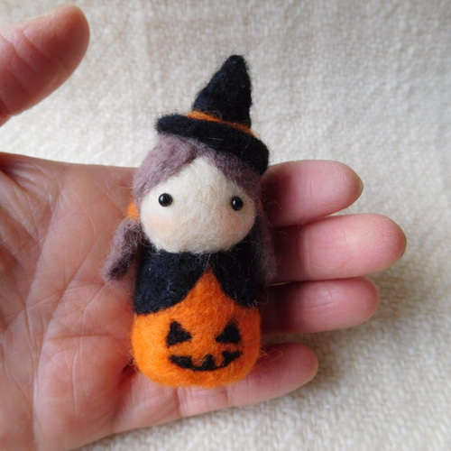 よ*か様 羊毛フェルト　ハロウィン　魔女の女の子 ハロウィン【魔女の女の子】羊毛フェルト かぼちゃ 置物飾り