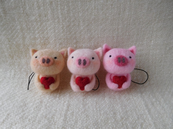 羊毛フェルトのぶーぶーぶたちゃんストラップ・受注制作 羊毛フェルト