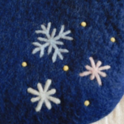雪の結晶模様の羊毛フェルトバッグ 3枚目の画像