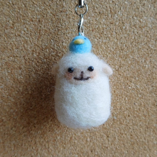 羊毛フェルトのひつじと青いとりのストラップ 羊毛フェルト Mt.maru