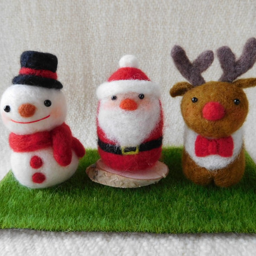 クリスマスの仲間たち サンタとトナカイと雪だるま 羊毛フェルト Mt