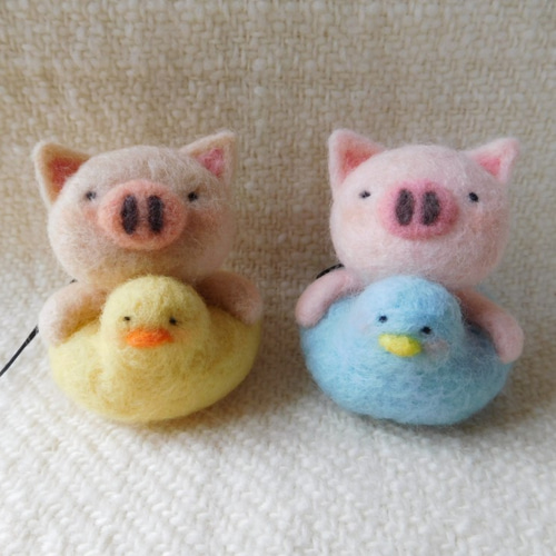 ことり浮き輪のぶたちゃんストラップ 羊毛フェルト Mt.maru