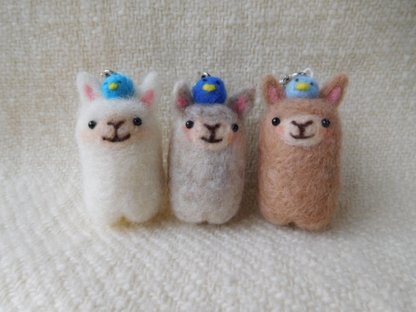 アルパカと青いとりの羊毛フェルトストラップ 羊毛フェルト Mt.maru