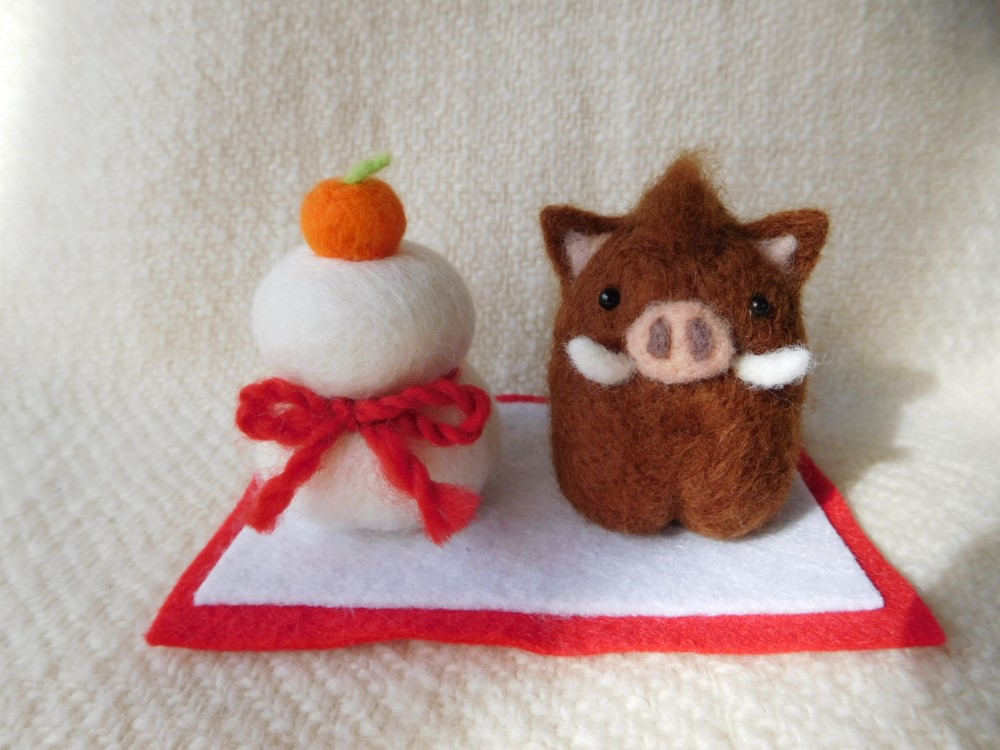 亥年のお正月飾り たてがみいのししと鏡もち 羊毛フェルト Mt