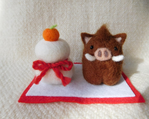 亥年のお正月飾り たてがみいのししと鏡もち 羊毛フェルト Mt
