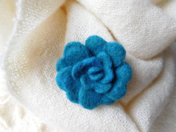 羊毛フェルトのお花ブローチ（ターコイズブルー色） 1枚目の画像
