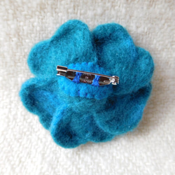 羊毛フェルトのお花ブローチ（ターコイズブルー色） 3枚目の画像