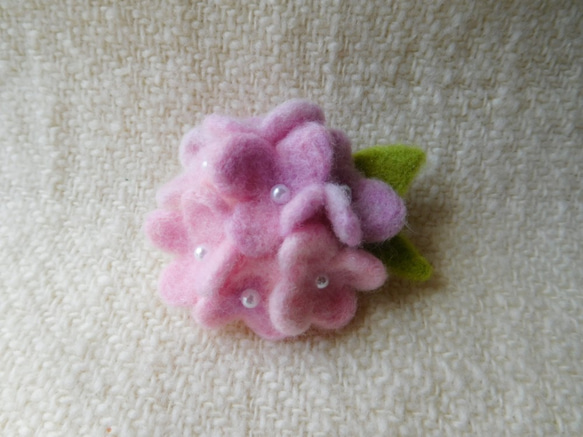 羊毛フェルトのあじさいブローチ(淡ピンク色） 1枚目の画像