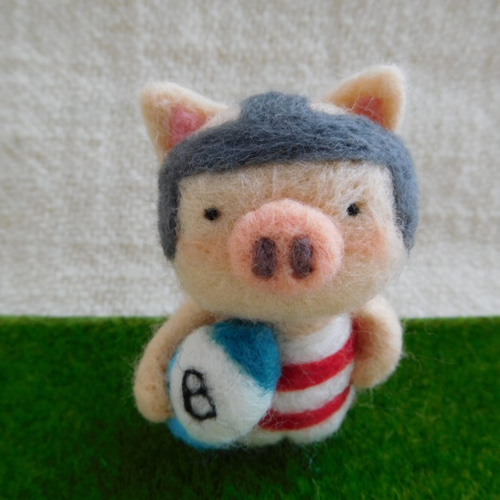 羊毛フェルトの小さめぶたちゃん・ラグビー大好き 羊毛フェルト