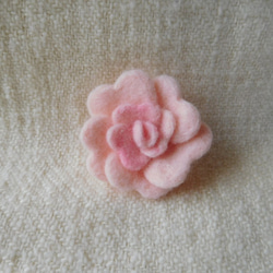 羊毛フェルトのお花ブローチ（ピンク色） 1枚目の画像