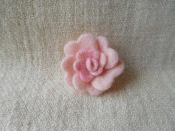 羊毛フェルトのお花ブローチ（ピンク色） 1枚目の画像