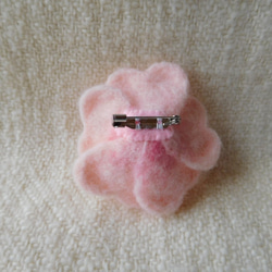羊毛フェルトのお花ブローチ（ピンク色） 2枚目の画像