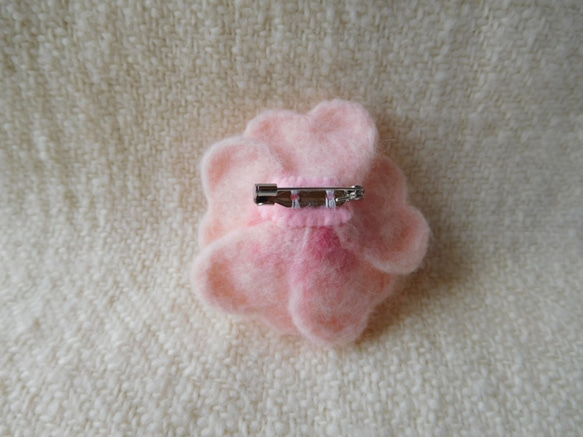 羊毛フェルトのお花ブローチ（ピンク色） 2枚目の画像