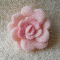 羊毛フェルトのお花ブローチ（ピンク色） 3枚目の画像