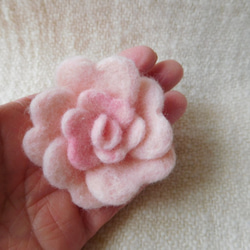 羊毛フェルトのお花ブローチ（ピンク色） 4枚目の画像
