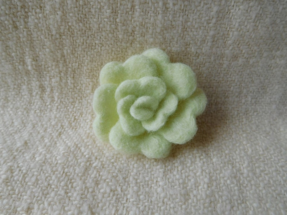 羊毛フェルトのお花ブローチ（淡フレッシュグリーン色） 1枚目の画像
