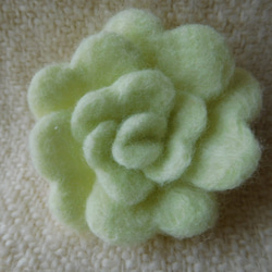 羊毛フェルトのお花ブローチ（淡フレッシュグリーン色） 2枚目の画像