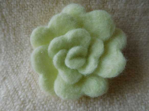 羊毛フェルトのお花ブローチ（淡フレッシュグリーン色） 2枚目の画像
