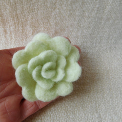羊毛フェルトのお花ブローチ（淡フレッシュグリーン色） 4枚目の画像
