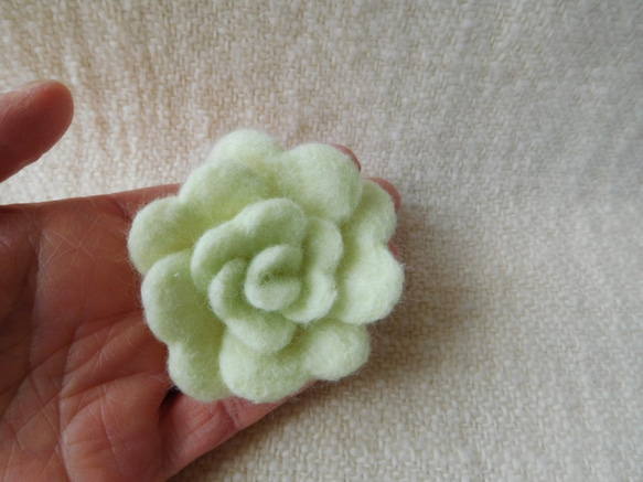 羊毛フェルトのお花ブローチ（淡フレッシュグリーン色） 4枚目の画像