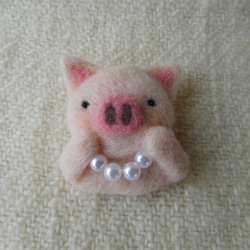 羊毛フェルトの豚に真珠ブローチ 1枚目の画像