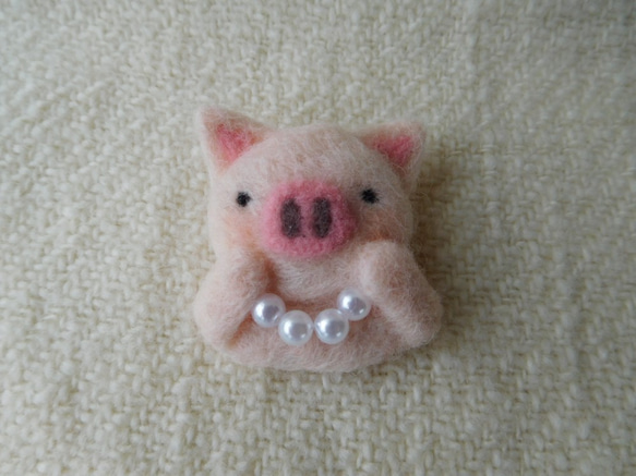 羊毛フェルトの豚に真珠ブローチ 1枚目の画像