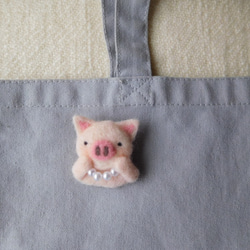 羊毛フェルトの豚に真珠ブローチ 2枚目の画像