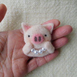 羊毛フェルトの豚に真珠ブローチ 4枚目の画像