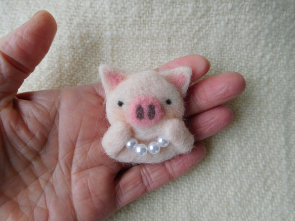 羊毛フェルトの豚に真珠ブローチ 4枚目の画像