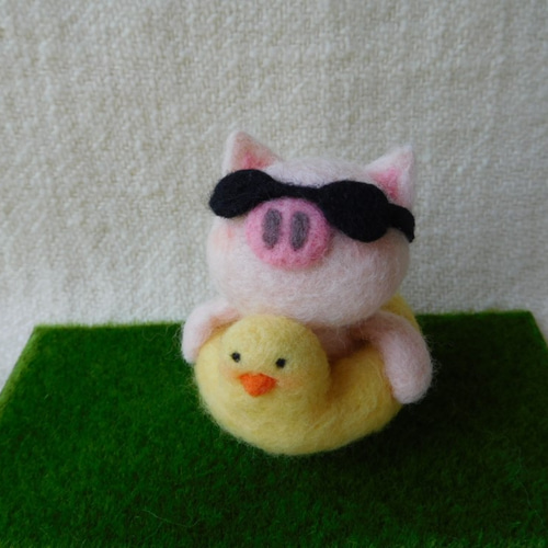ちょっと大きめ・羊毛フェルトのアヒル浮き輪のちょい悪ぶたちゃん