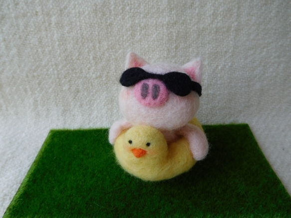 ちょっと大きめ・羊毛フェルトのアヒル浮き輪のちょい悪ぶたちゃん