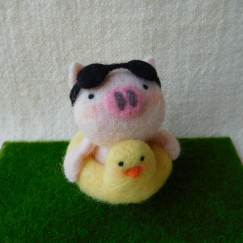 ちょっと大きめ・羊毛フェルトのアヒル浮き輪のちょい悪ぶたちゃん