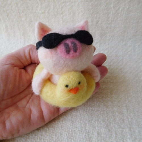 ちょっと大きめ・羊毛フェルトのアヒル浮き輪のちょい悪ぶたちゃん