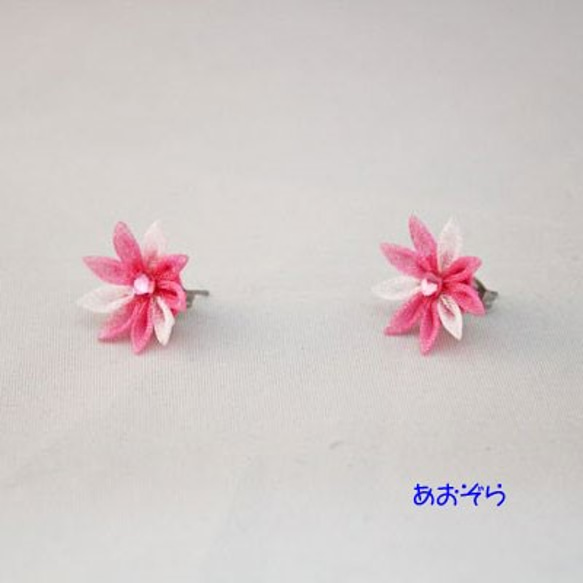 オーガンジーのピアス/イヤリング 9枚花びら 白×無地  つまみ細工 3枚目の画像