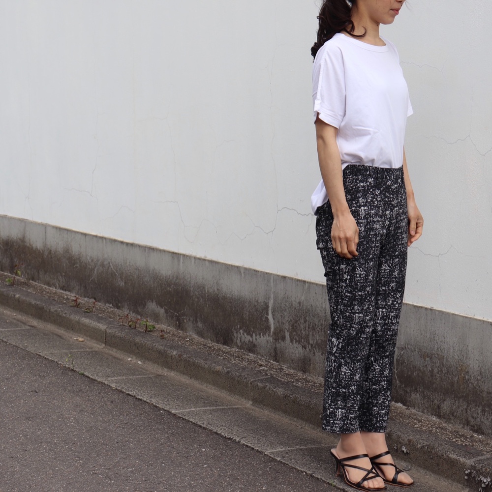ツィート調プリントテーパードパンツ