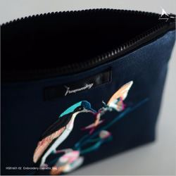 humming- 蜂鳥蝴蝶好朋友 Embroidery cosmetic bag〈刺繡化妝包〉-藍寶石 第2張的照片