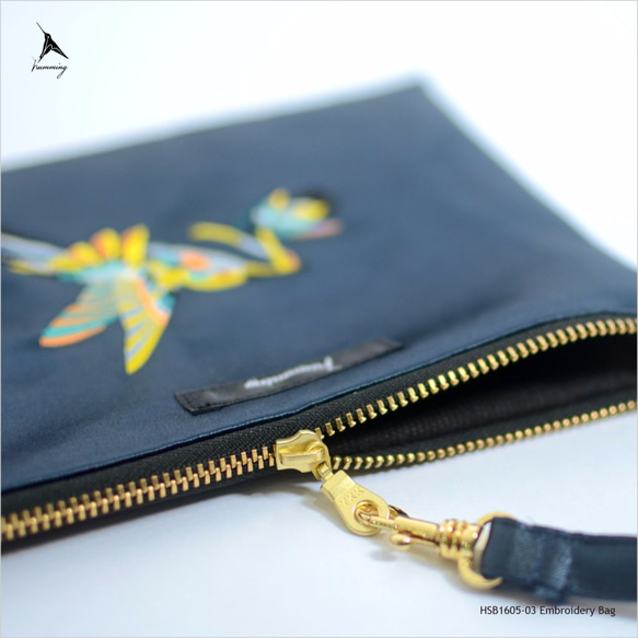 humming-送花禮的蜂鳥 Embroidery Bag〈兩用刺繡鍊包〉-藍寶石 第3張的照片