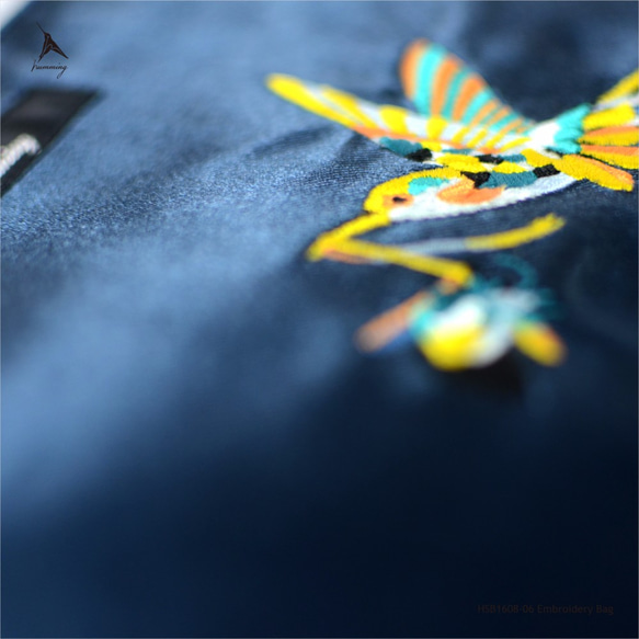 humming-送花禮的蜂鳥 Embroidery Bag 〈刺繡托特包〉寶石藍 第5張的照片