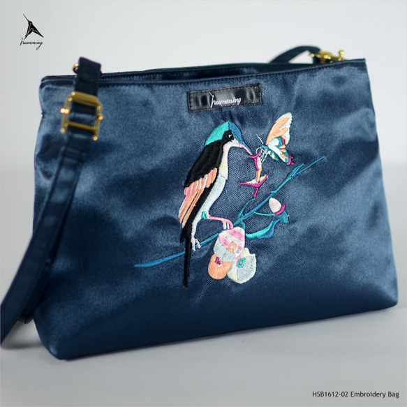 humming-蜂鳥蝴蝶好朋友 Embroidery Bag 〈刺繡肩背包〉-藍寶石 第1張的照片