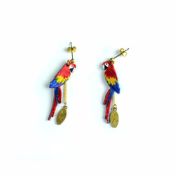 humming-紅黃金剛鸚鵡 Embroidery earrings 〈刺繡耳環〉不鏽鋼耳針/ 可改夾式 第1張的照片