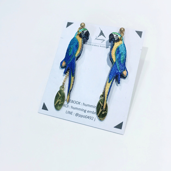 ハミング-ブルーゴールドコンゴウインコ刺繍イヤリング〈絶妙な刺繍イヤリング〉ステンレス製イヤピン/クリップオン 2枚目の画像