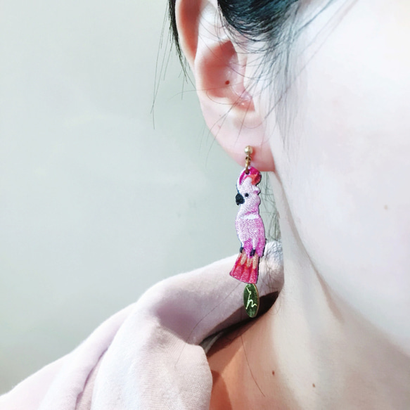 humming-紅葵鳳頭鸚鵡    Embroidery earrings 〈精緻刺繡耳環〉不鏽鋼耳針/ 可改夾式 第3張的照片