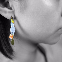 humming- 葵花鳳頭鸚鵡   Embroidery earrings 〈精緻刺繡耳環〉不鏽鋼耳針/ 可改夾式 第4張的照片