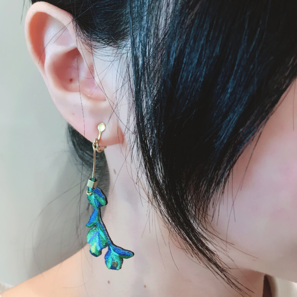 humming-Embroidery earrings 熱帶葉〈刺繡耳環〉不鏽鋼耳針/ 可改夾式/花卉系列/ 第4張的照片