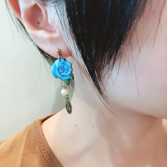 humming-Embroidery earrings 藍玫瑰〈刺繡耳環〉不鏽鋼耳針/ 可改夾式/花卉系列/ 第5張的照片