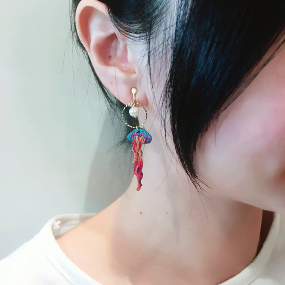 humming-Embroidery earrings 藍色水母〈刺繡耳環〉不鏽鋼耳針/ 可改夾式/海生系列/ 第4張的照片