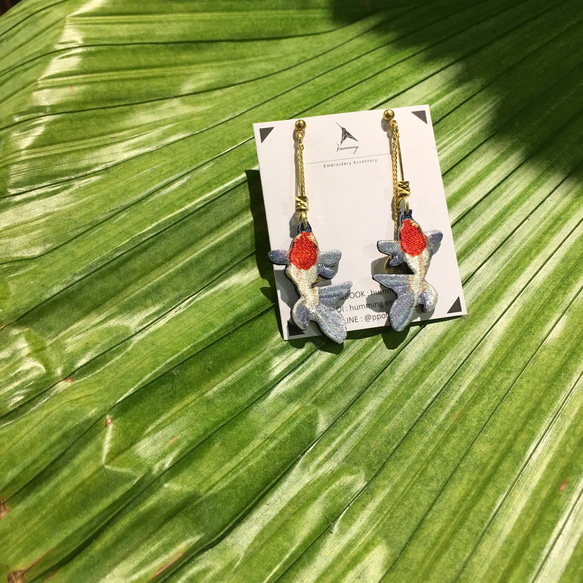 humming-Embroidery earrings 丹頂金魚〈刺繡耳環〉不鏽鋼耳針/ 可改夾式/海生系列/ 第3張的照片