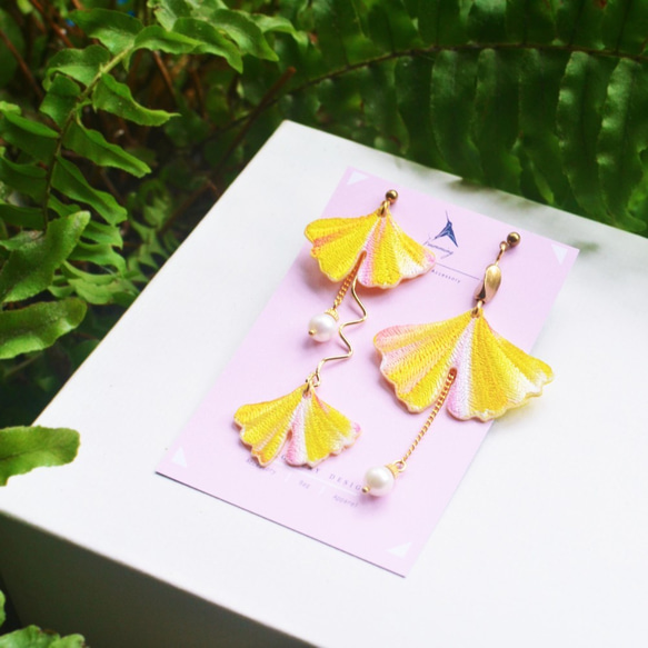 humming 金黃銀杏 刺繡耳環 | 耳針 |夾式| 蝴蝶系列 第1張的照片