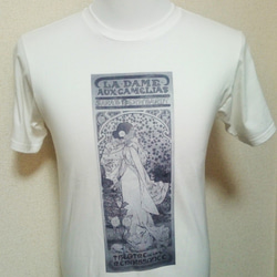 アルフォンス・ミュシャ「椿姫（グレースケール）」Tシャツ 1枚目の画像